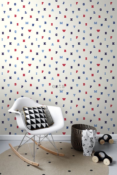 Dekorative Wand im Kinderzimmer mit Buchstabenmuster, Sessel, Korb und Spielzeugautos
