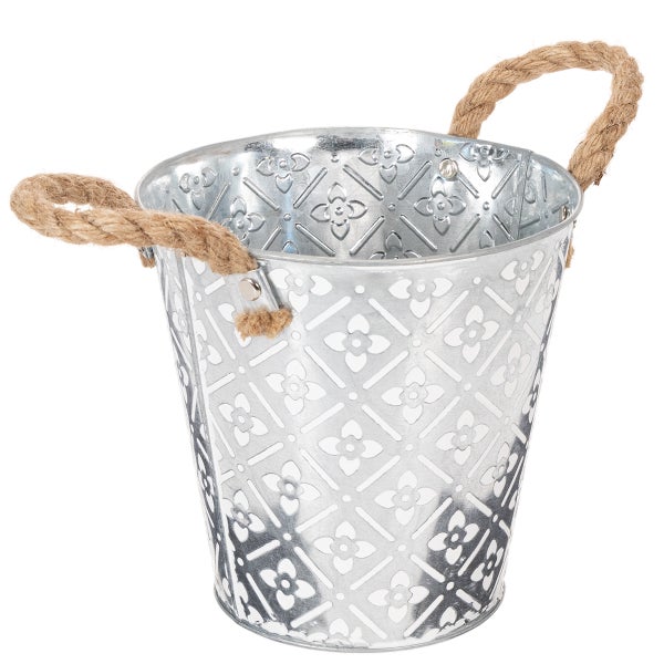 Verzinkter Metalleimer mit eingeprägtem Blumenmuster und Seilgriffen.