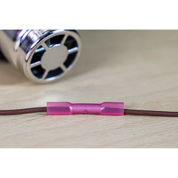 Verbindung von zwei braunen Kabeln mit Schrumpfverbinder und Heißluftpistole