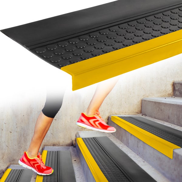 Treppenkantenprofil mit rutschhemmender Oberfläche und Person auf einer Treppe