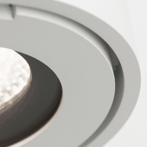 Nahaufnahme eines runden LED-Einbaustrahlers aus Metall mit verstellbarem Innenring.