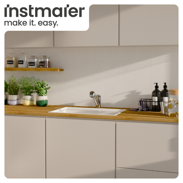 Küchenszene mit Spüle, Armatur, Arbeitsplatte und Küchenutensilien