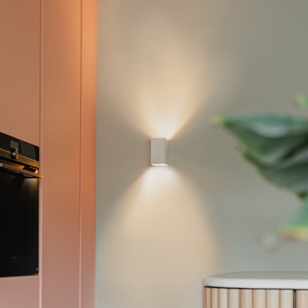 Weiße Wandleuchte im Innenraum mit Licht nach oben und unten