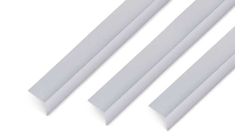 Drei L-Profile aus Aluminium im Set