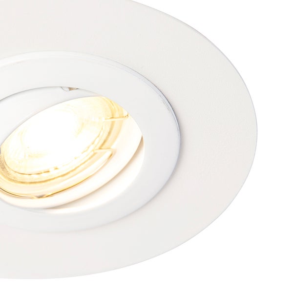 Runder Einbaustrahler in Weiß, schwenkbar, mit eingeschaltetem Leuchtmittel.