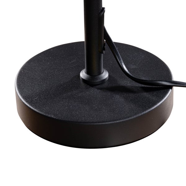 Detailaufnahme des Lampenfußes einer Stehlampe