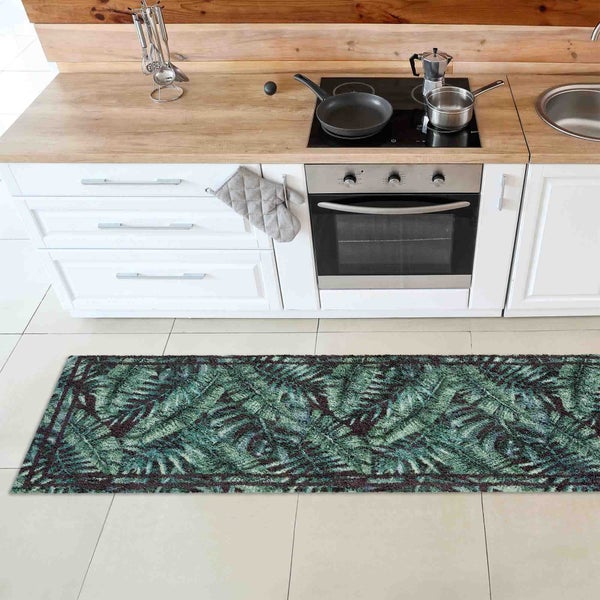 Küchenszene mit Küchenläufer mit Pflanzenmuster