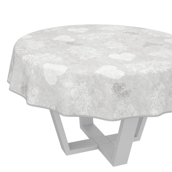 Runde Tischdecke mit Herz- und Blumenmuster auf einem Tisch