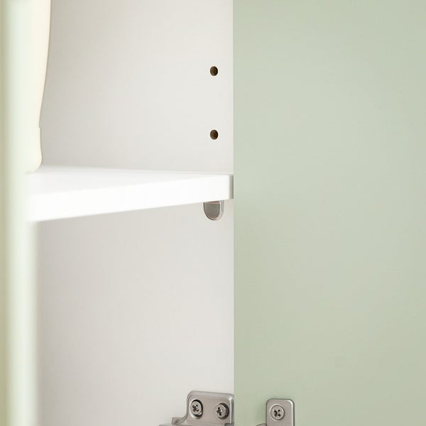 Innenansicht eines Badezimmerschranks mit Regal und Tür