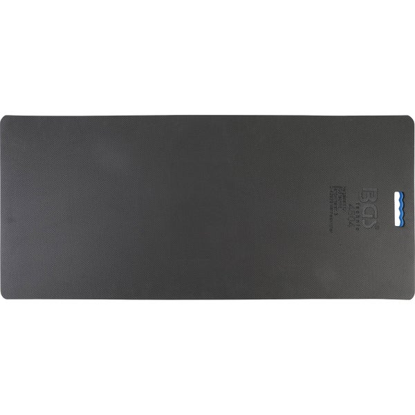 Moderne Kombi-Badewanne mit Duschkabine aus Glas, Duschpaneel und Kopfbrause in einem hellen Badezimmer.