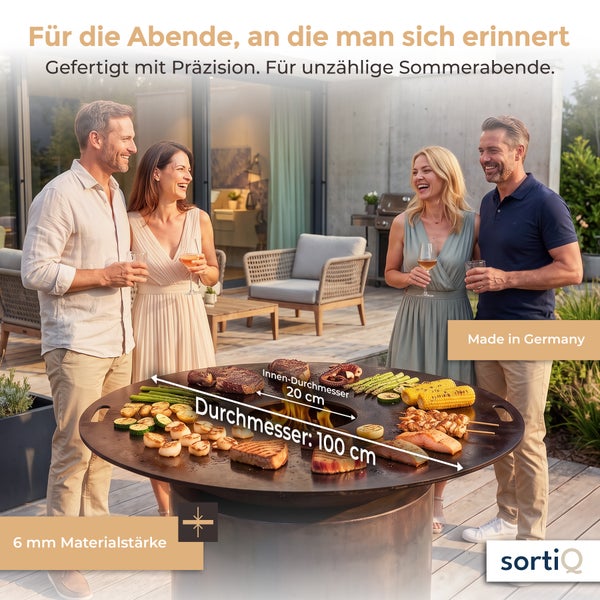 Vier Personen stehen um eine runde Feuerschale mit Grillplatte auf einer Terrasse, mit Fokus auf die Abmessungen der Platte und Made in Germany.