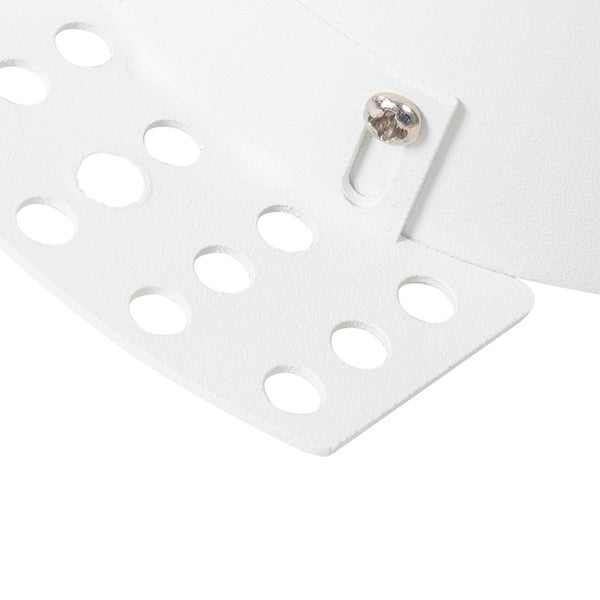 Einbaugehäuse für Strahler aus weißem Metall und schwarzem Kunststoff mit Montageflügeln für die Deckenmontage.