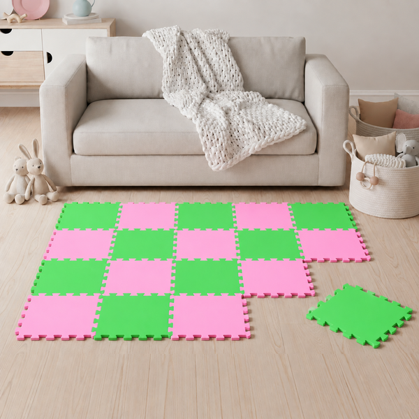 Kinderspielmatte aus Schaumstoff als Stecksystem in einem Wohnzimmer vor einem Sofa mit Kuscheldecke und Spielzeugkörben.