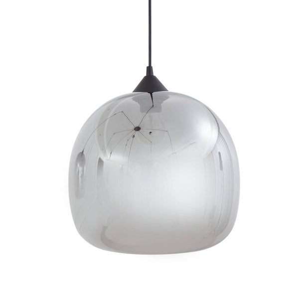 Pendelleuchte mit rundem Glasschirm in Chrom-Optik und schwarzer Aufhängung.