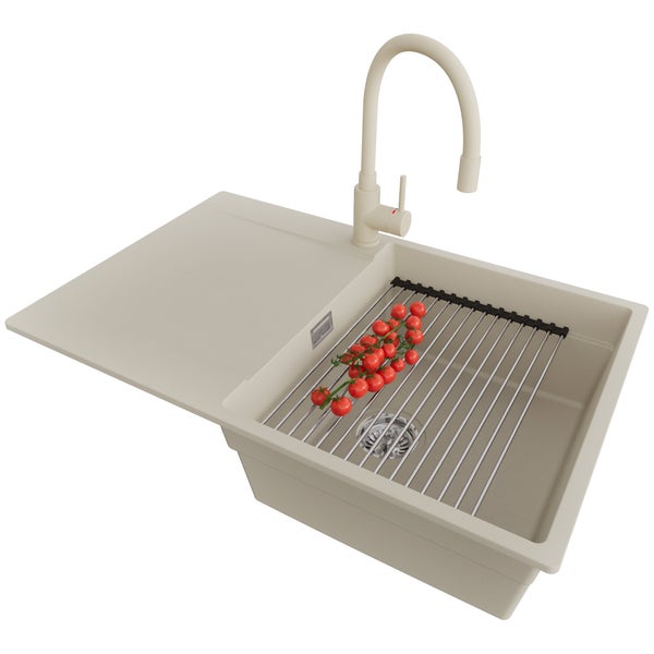 Spültisch mit Abtropffläche, Spültischarmatur und Abtropfgitter mit Tomaten