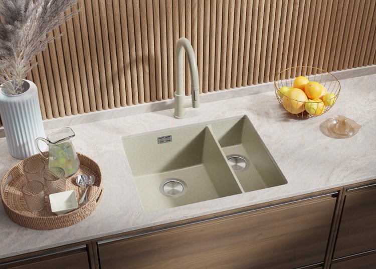 Küchenspüle mit Abtropffläche und Armatur auf einer Küchentheke