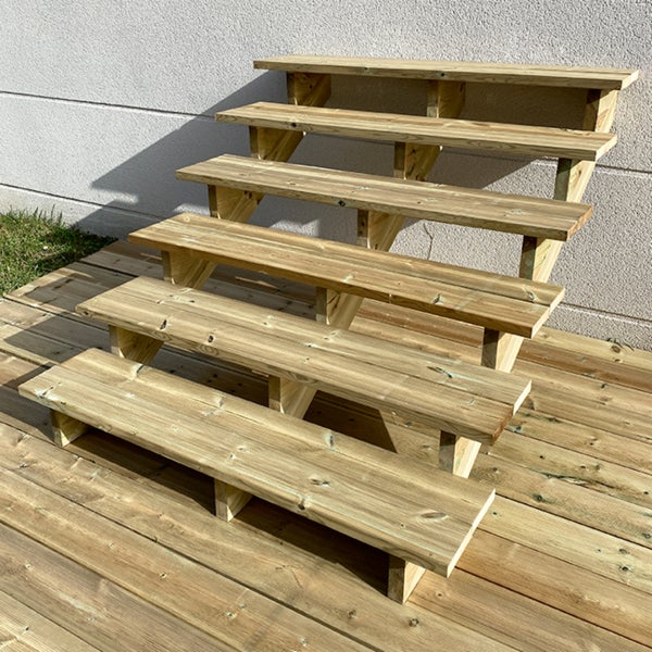 Holztreppe mit fünf Stufen auf einer Terrasse