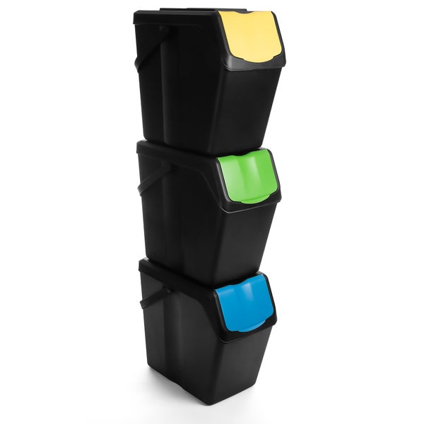 Drei schwarze Mülltrennsysteme mit farbigen Deckeln übereinander gestapelt
