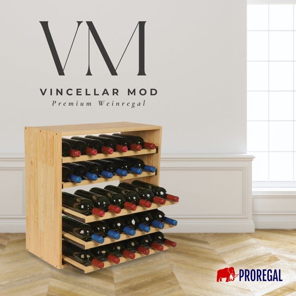 Premium Weinregal Vincellar Mod aus hellem Massivholz mit Weinflaschen in einem hellen Raum mit Parkettboden. Proregal Logo.
