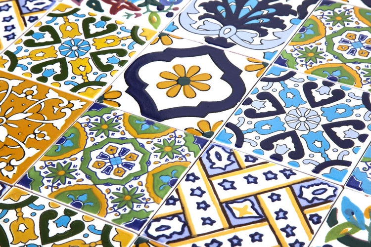 Dekorative Fliesen mit floralen und geometrischen Mustern