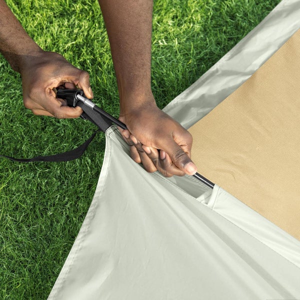 Aufbau eines Zeltes mit Zeltstange