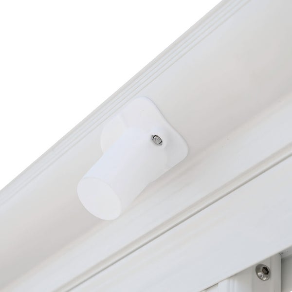 Detailansicht eines weißen Fenstergriffs