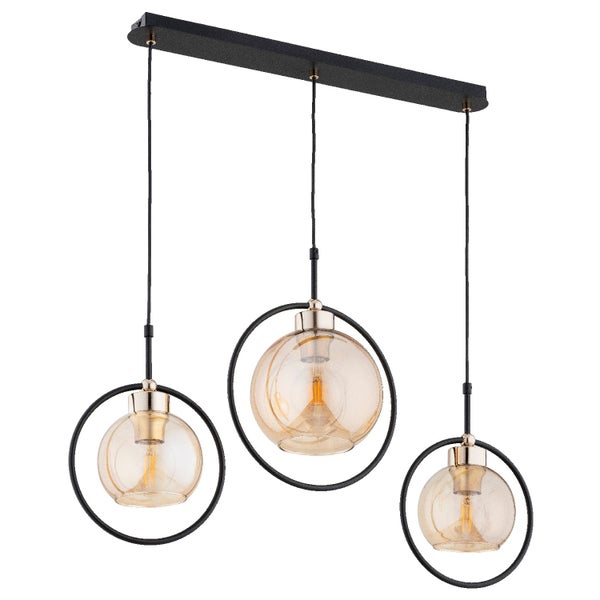 Moderne Pendelleuchte mit drei Glaskugeln in Metallringen an einer Deckenleiste für die Innenbeleuchtung.