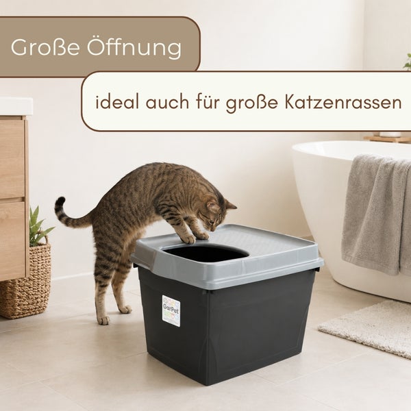 Katze neben einer Kunststoff-Katzentoilette mit Top-Einstieg, großer Öffnung für große Rassen und GarPet Logo in einem hellen Badezimmer.