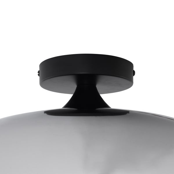 Detailansicht einer Deckenleuchte mit Lampenschirm