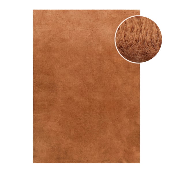 Weicher Hochflor-Teppich in Braun mit Detailaufnahme der flauschigen Oberfläche.