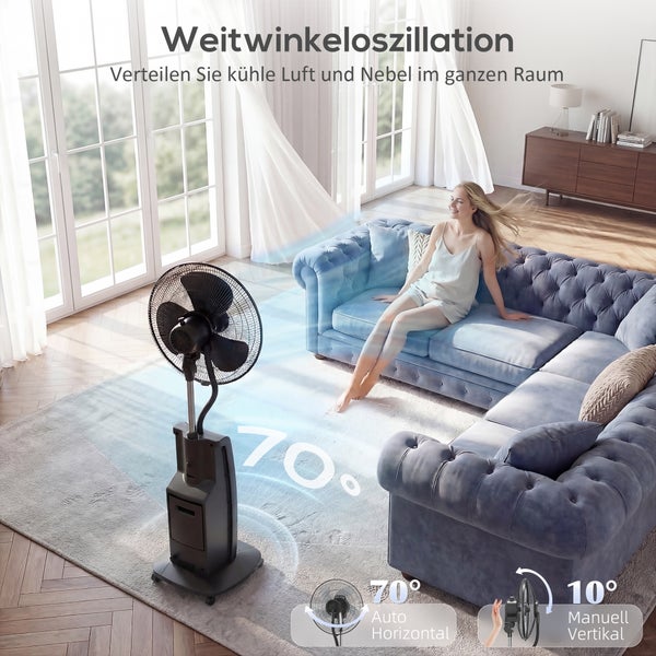 Schwarzer Sprühnebel-Standventilator in hellem Wohnzimmer. Zeigt 70 Grad horizontale Oszillation und 10 Grad vertikale Einstellung.