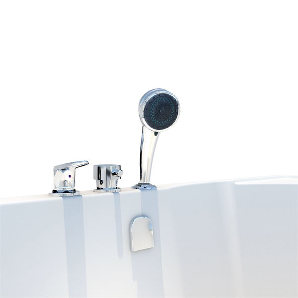 Dreiloch-Wannenrandarmatur aus Chrom mit Einhebelmischer, Umsteller und Handbrause montiert auf dem Wannenrand.