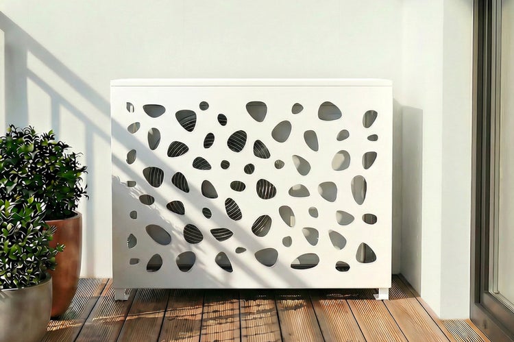 Verkleidung für Klimaanlage mit Steindesign auf einem Balkon