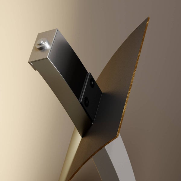 Detailansicht einer Metall-Halterung mit Montageplatte und Schrauben.