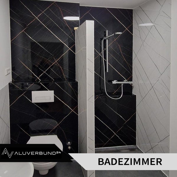 Modernes Badezimmer mit Dusche, Toilette und Marmorfliesen