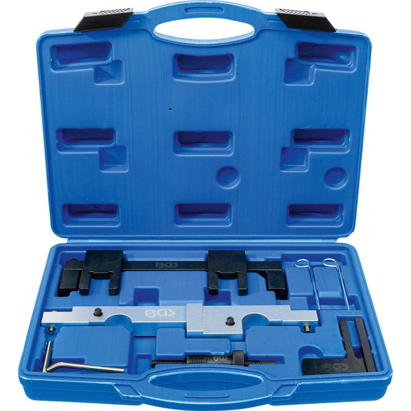 Offener blauer Werkzeugkoffer mit verschiedenen Werkzeugen zur Motorreparatur