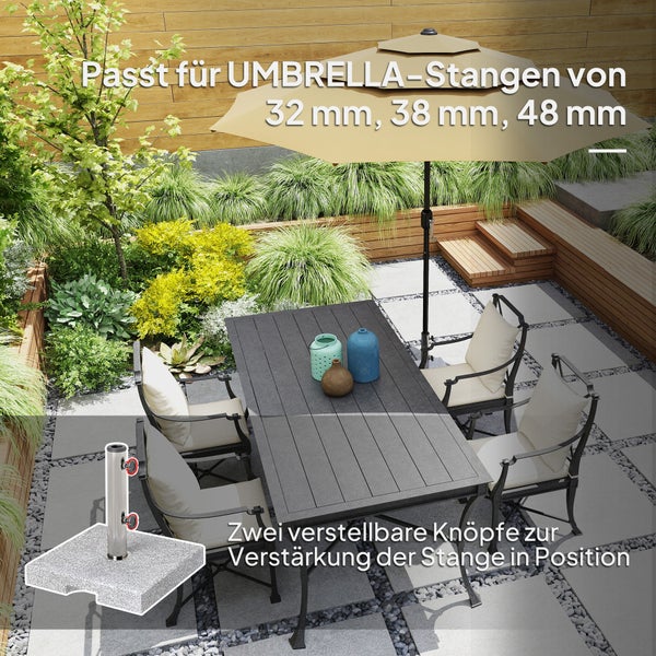 Terrasse mit Esstisch, Stühlen und Sonnenschirm