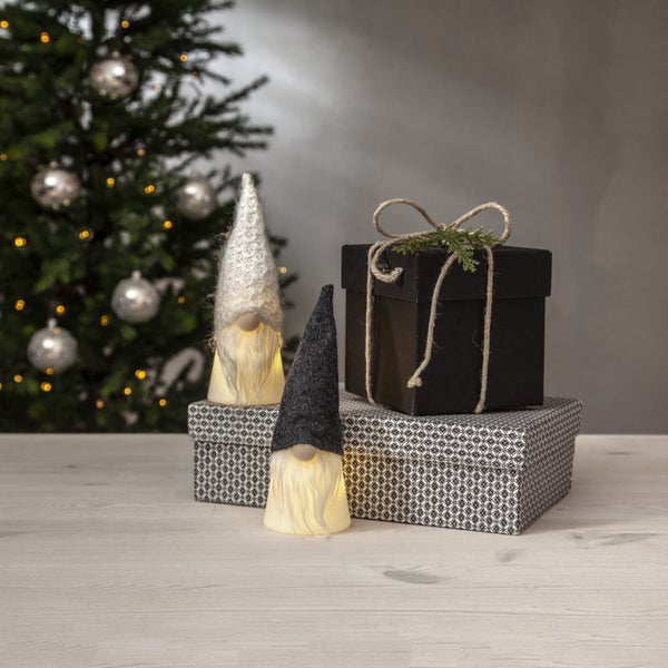 Dekorative Szene mit leuchtenden Zwergen, Geschenken und Weihnachtsbaum