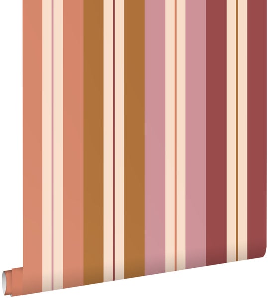 Gestreifte Vliestapete mit vertikalen Bahnen in Terrakotta, Braun, Beige, Altrosa und Weinrot.