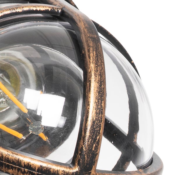 Detail einer Außenwandleuchte mit Glaskuppel, Metallgitter im antiken Stil und sichtbarem LED-Leuchtmittel.