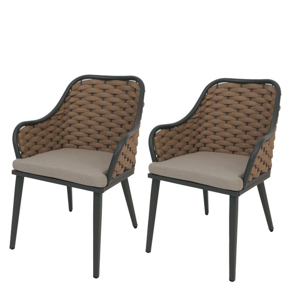 Zwei Armlehnstühle mit braunem Geflecht und Sitzkissen.