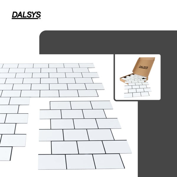 Dalsys Logo, selbstklebende Wandfliesen in weißer Ziegeloptik mit schwarzen Fugen und Produktverpackung.