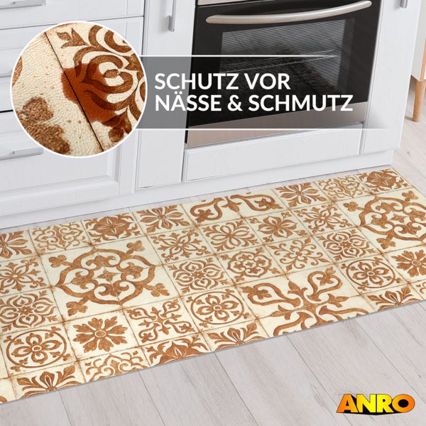 Küchenläufer mit Fliesenmuster, feuchtigkeits- und schmutzabweisend, vor einer Küchenzeile. ANRO Logo.