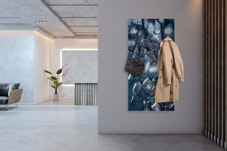 Wandgarderobe mit Mantel und Tasche in modernem Interieur