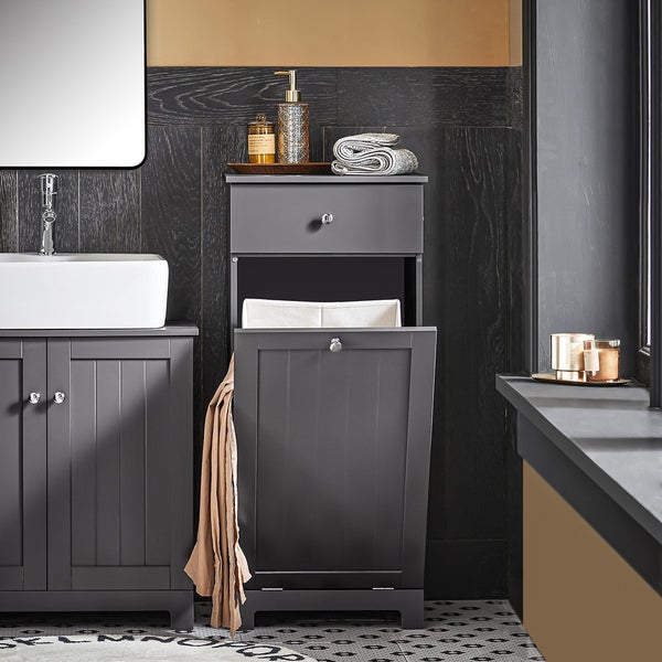 Badezimmer mit Waschbecken, Unterschrank und Wäschekipper im modernen Design.