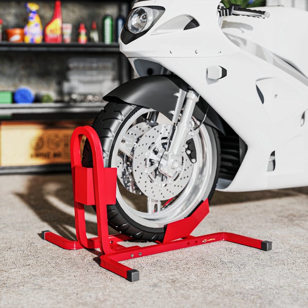 Roter Motorradständer aus Metall für das Vorderrad, fixiert an einem weißen Motorrad in einer hellen, organisierten Werkstatt.