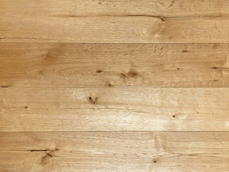 Parkettdiele aus Eiche mit natürlicher Holzmaserung und Klicksystem für die Bodenverlegung.
