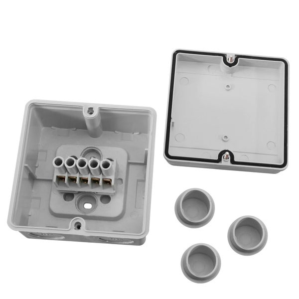 Offene Abzweigdose mit Klemmen und Deckel sowie separaten Dichtstopfen für die Elektroinstallation.