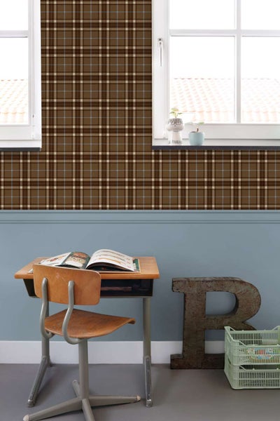 Wandgestaltung mit karierter Vliestapete und blauer Wandfarbe im Kinderzimmer mit Schulmöbeln.