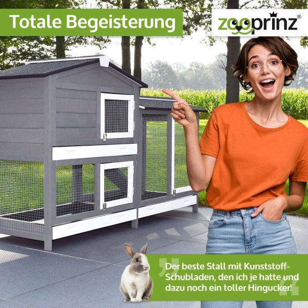 Zooprinz Logo. Kleintierstall aus Holz mit Freilaufgehege und Kunststoffschubladen, eine Frau zeigt auf den Stall, ein Kaninchen sitzt davor.